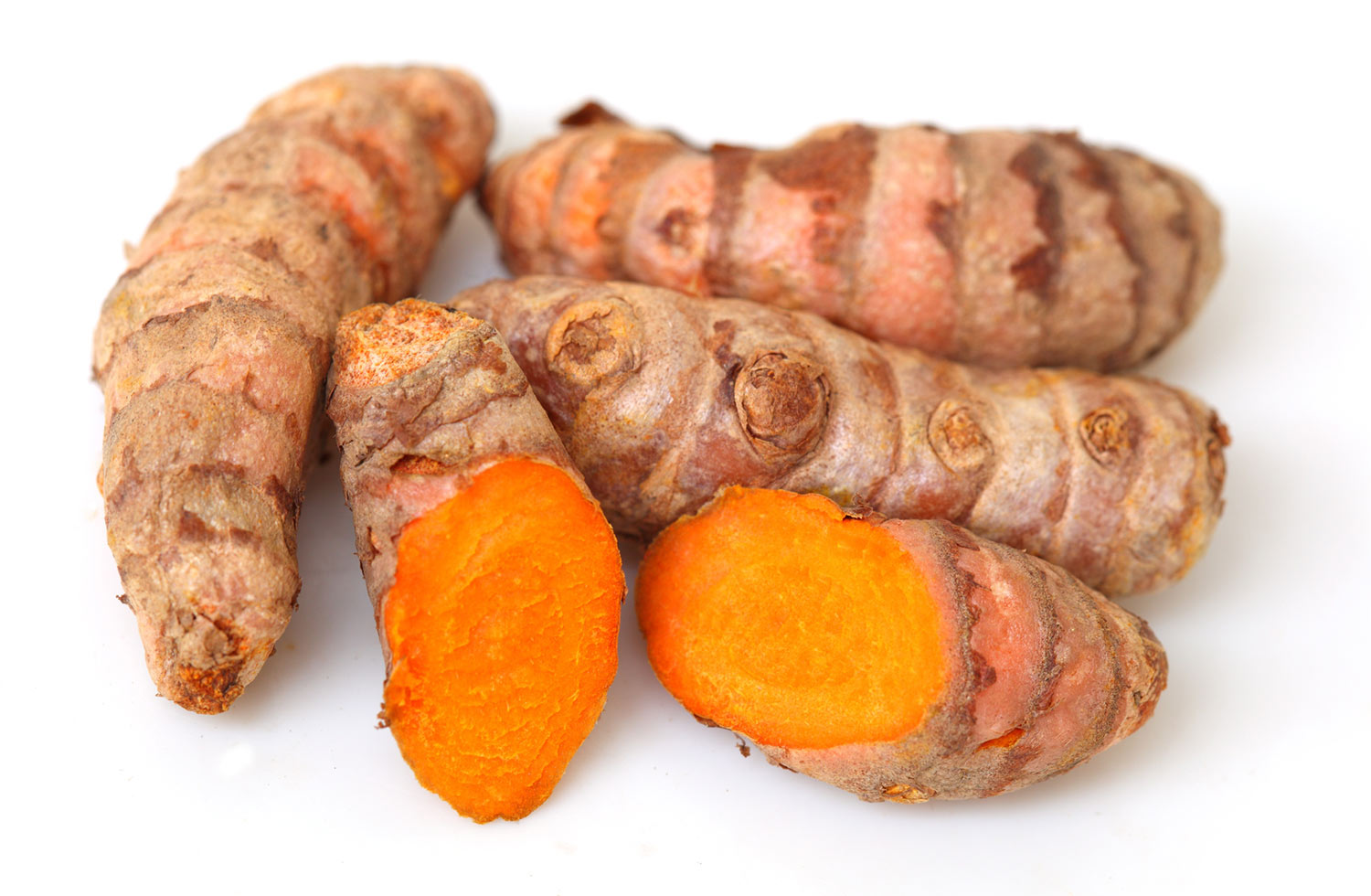 Frische Kurkuma Wurzeln mit orangefarbenem Inneren, 500 g, auf weißem Hintergrund.