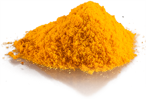 Kurkuma Pulver – 100 g Feines, gelbes Kurkuma Pulver, 100 g, auf glattem Untergrund, seitliche Perspektive.