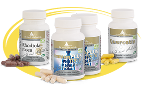 Vier Flaschen mit Nahrungsergänzungsmitteln: Rhodiola rosea, ImmunPLUS, Quercetin, verschiedene Kapseltypen, helle Farben, frontal abgebildet.