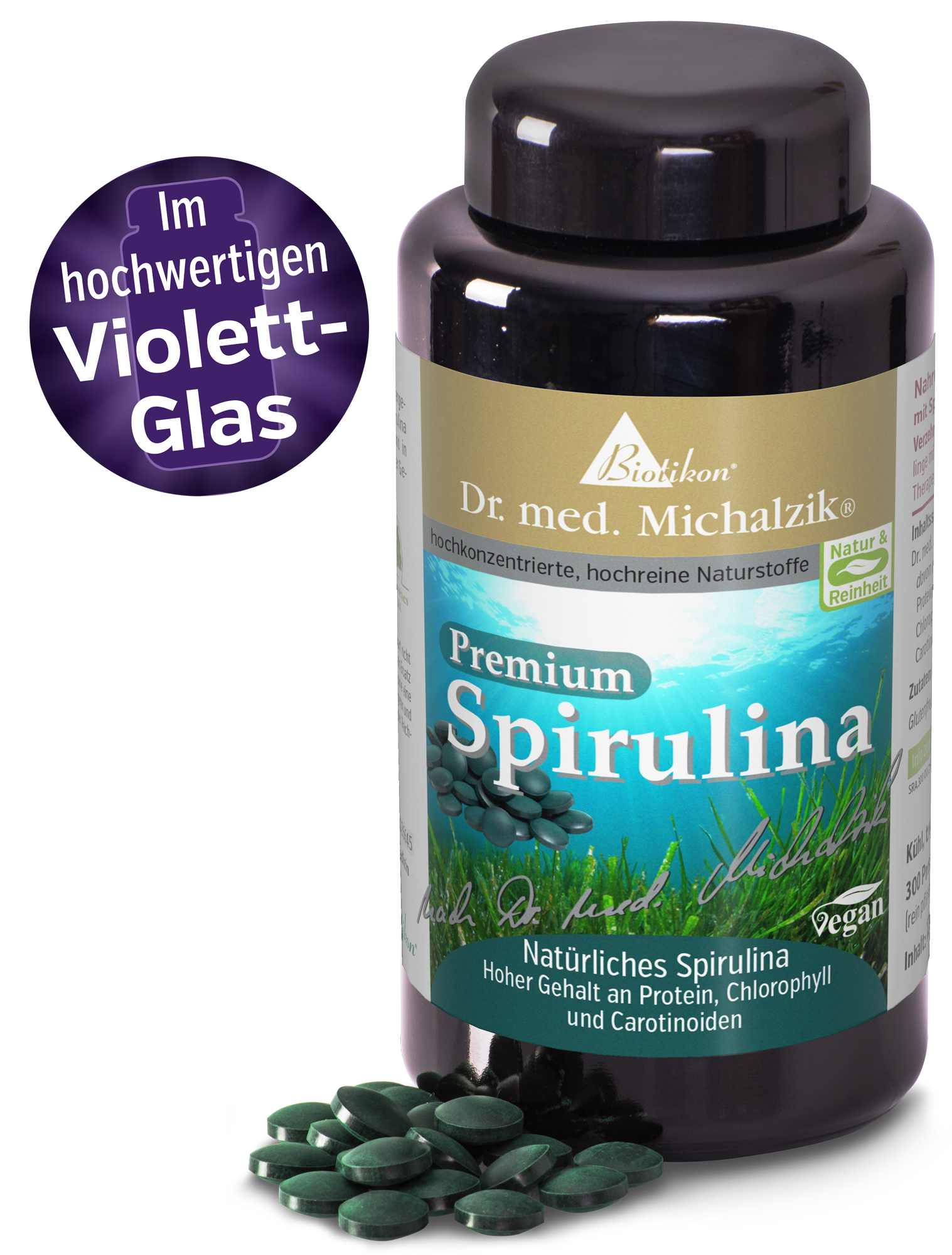 Violette Glasflasche mit Premium Spirulina Tabletten, 300 Stück, grünliche Tabletten liegen auf dem Boden.