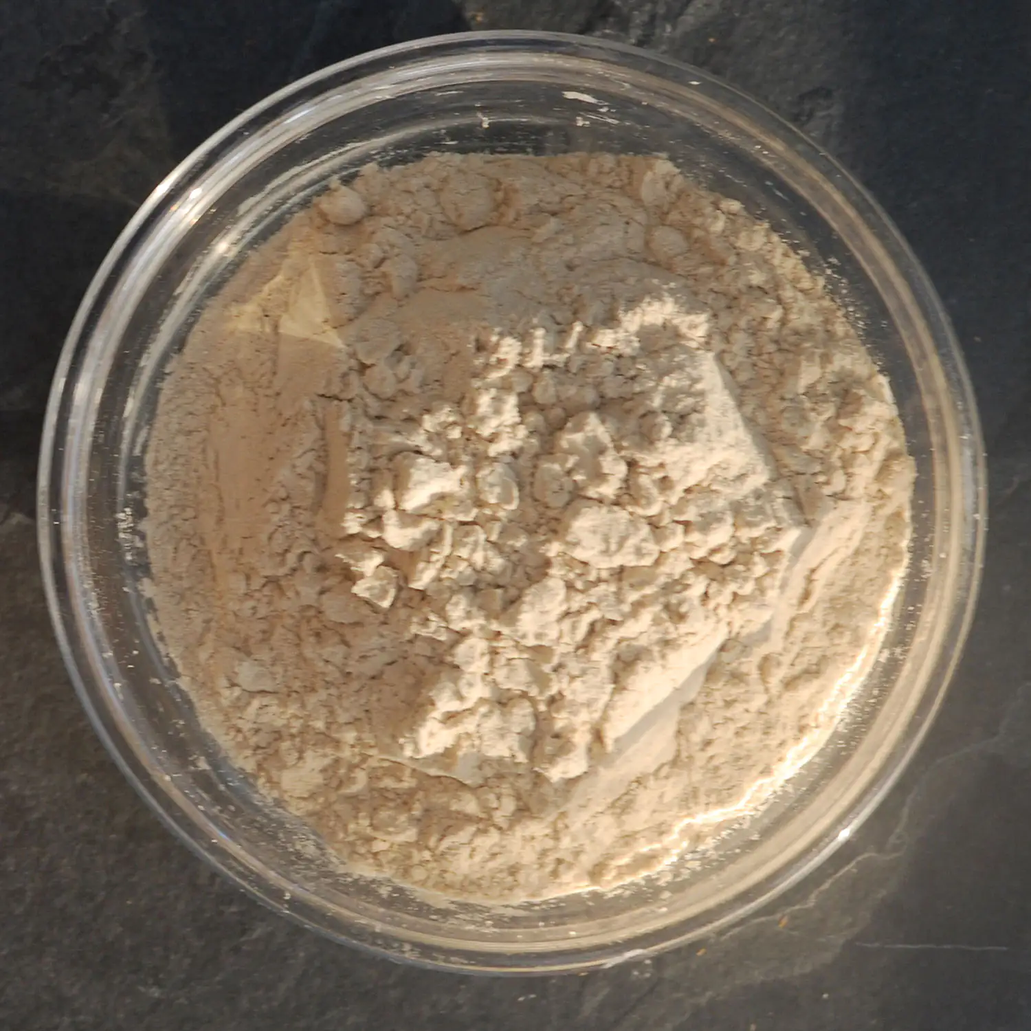 Helle Pulverform in einer durchsichtigen Schüssel, 500 g, feine Konsistenz.