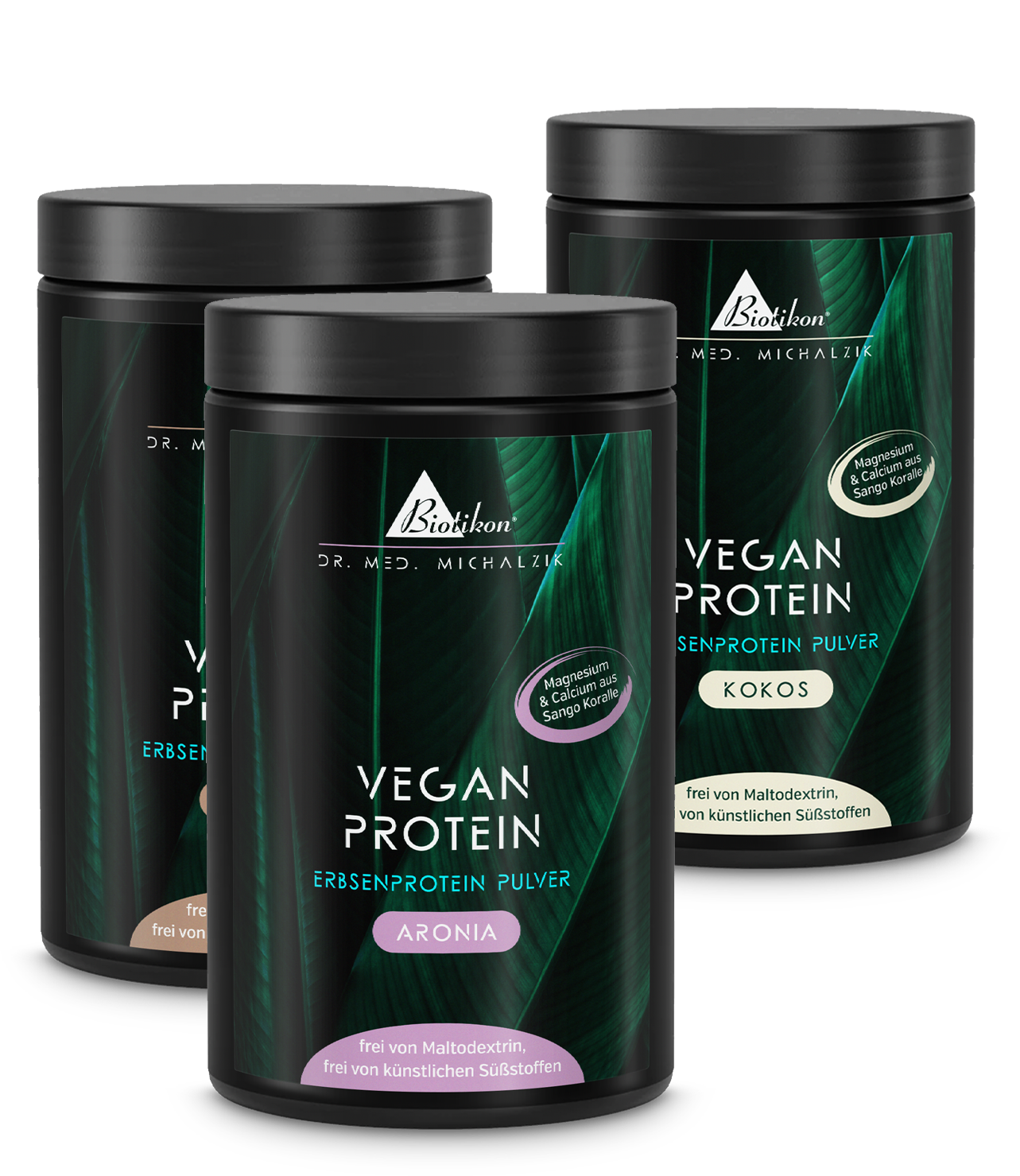 Drei Dosen mit pflanzenbasierten Protein-Pulvern in verschiedenen Geschmacksrichtungen: Aronia, Kakao und Kokos.