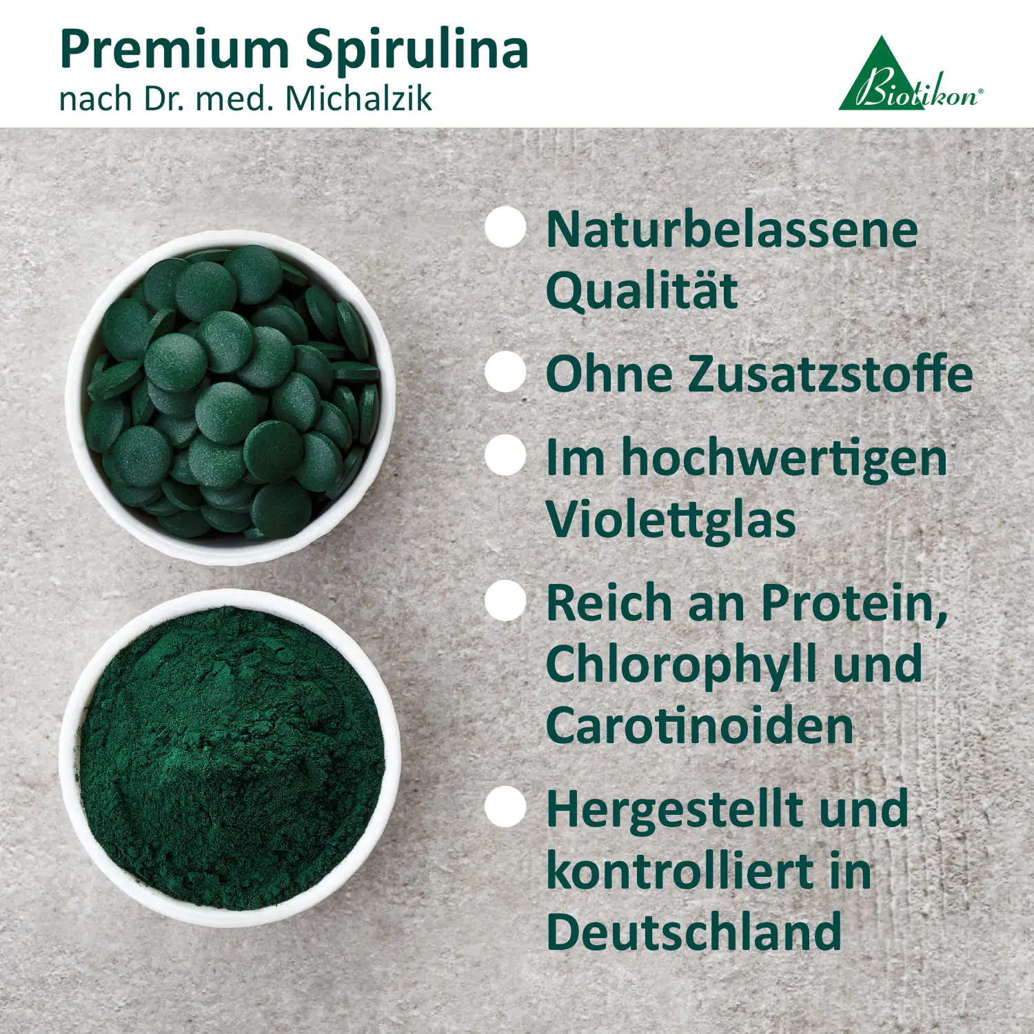 Premium Spirulina in zwei Schalen: grüne Tabletten und grünes Pulver, auf grauem Untergrund.