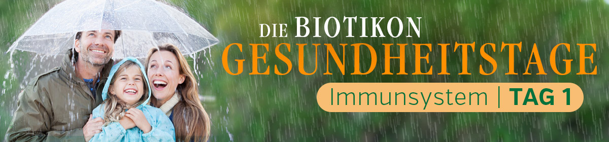 Familie unter Regenschirm, lächelnd, freundliche Atmosphäre, Regen um sie herum.