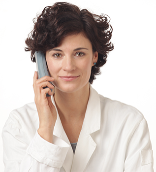 Arzt-Patienten-Zusammenarbeit – Telefonat Frau mit lockigem Haar in weißem Kittel am Telefon, lächelnd, Porträtaufnahme.