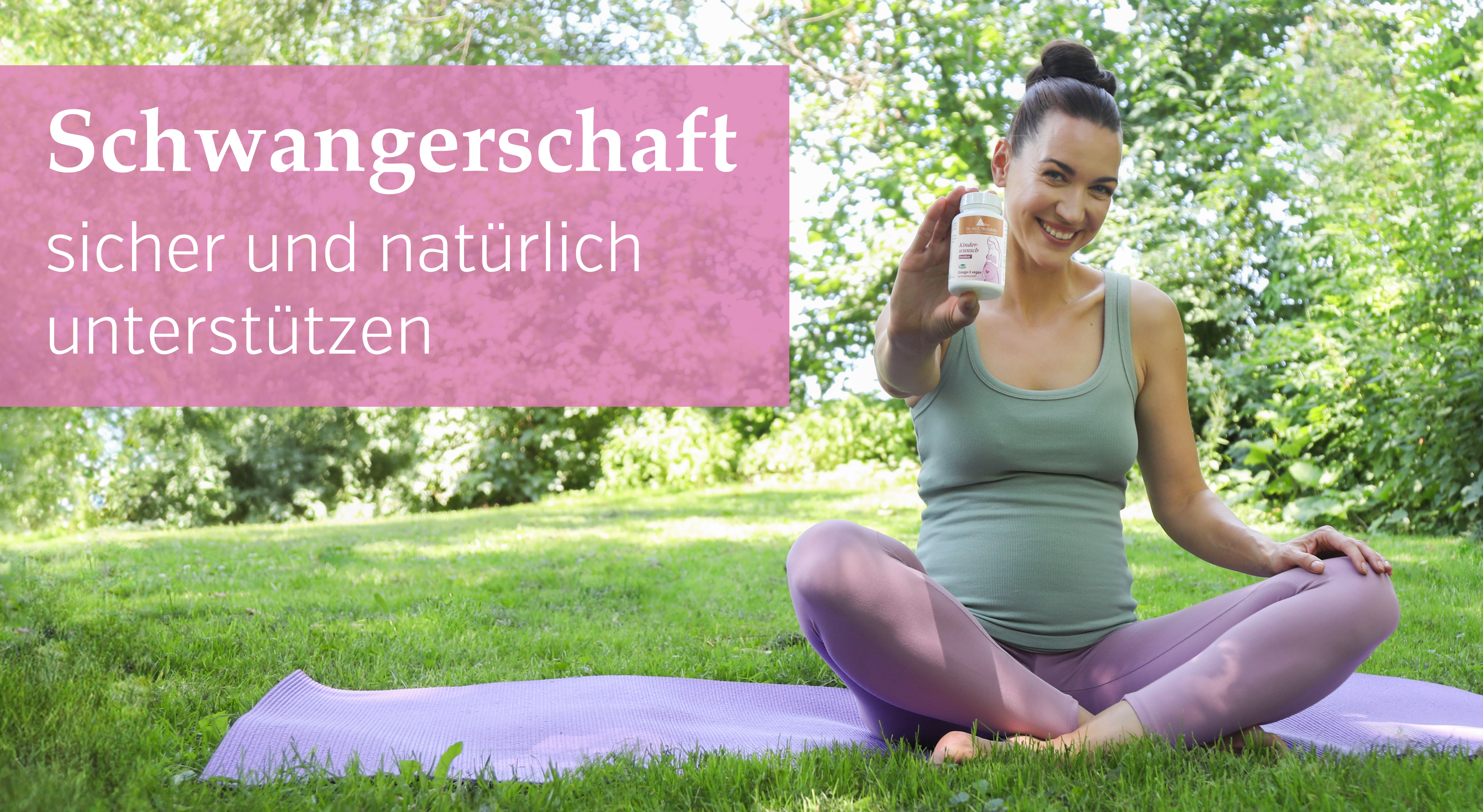 Schwangere Frau sitzt auf einer Yogamatte, hält eine Flasche Kapseln, grüne Umgebung.