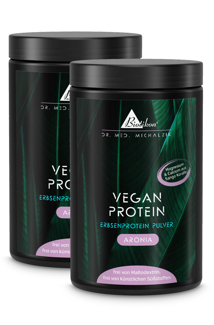 Pflanzenprotein-Pulver Aronia â 500 g Zwei BehĂ€lter mit Pflanzenprotein-Pulver in WeiĂ, Etikett lila, 500 g.