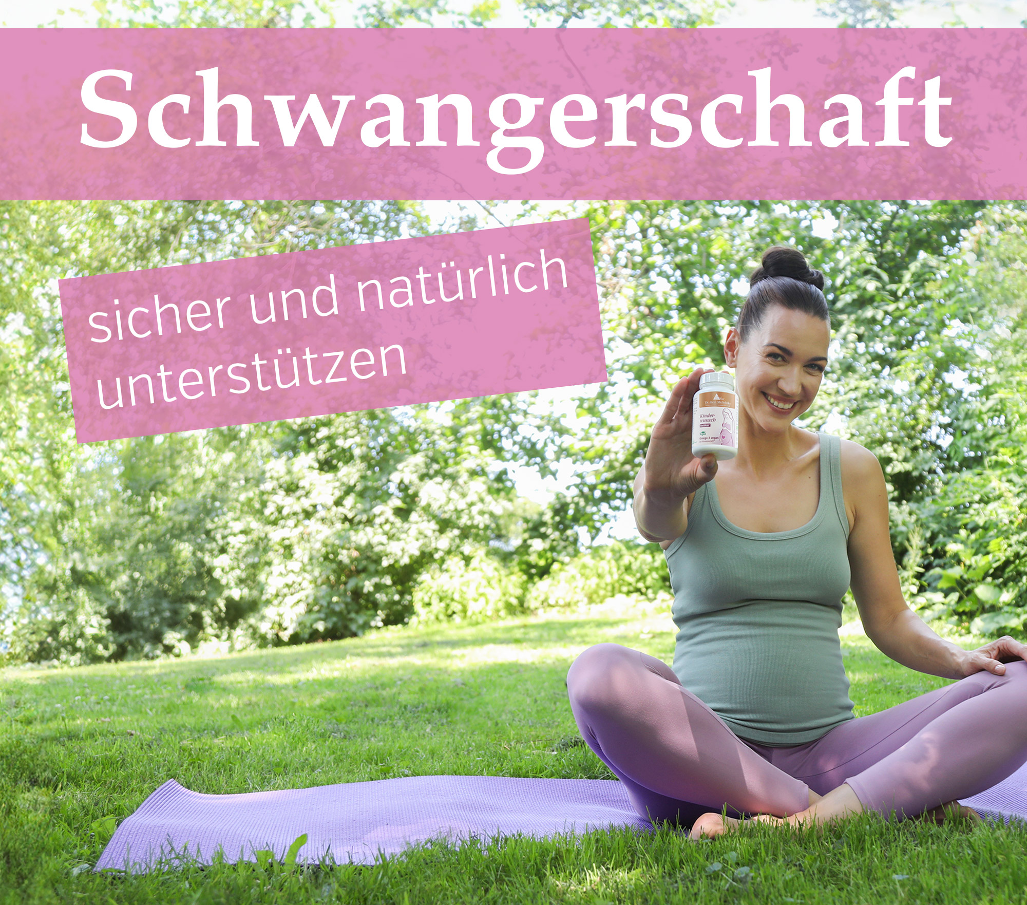 Schwangere Frau sitzt auf einer Yogamatte und hält ein Fläschchen Nahrungsergänzungsmittel