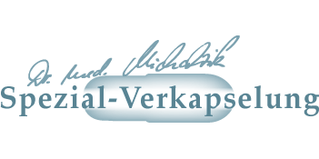 Logo der Spezial-Verkapselung in blauer Schrift auf hellblauem Hintergrund.