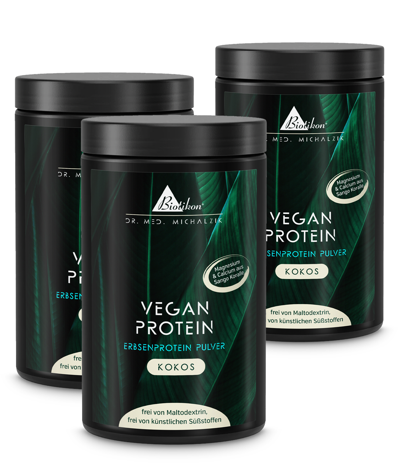 Drei weiße Dosen mit Pflanzenprotein-Pulver Kokos, 600 g, auf weißem Hintergrund.