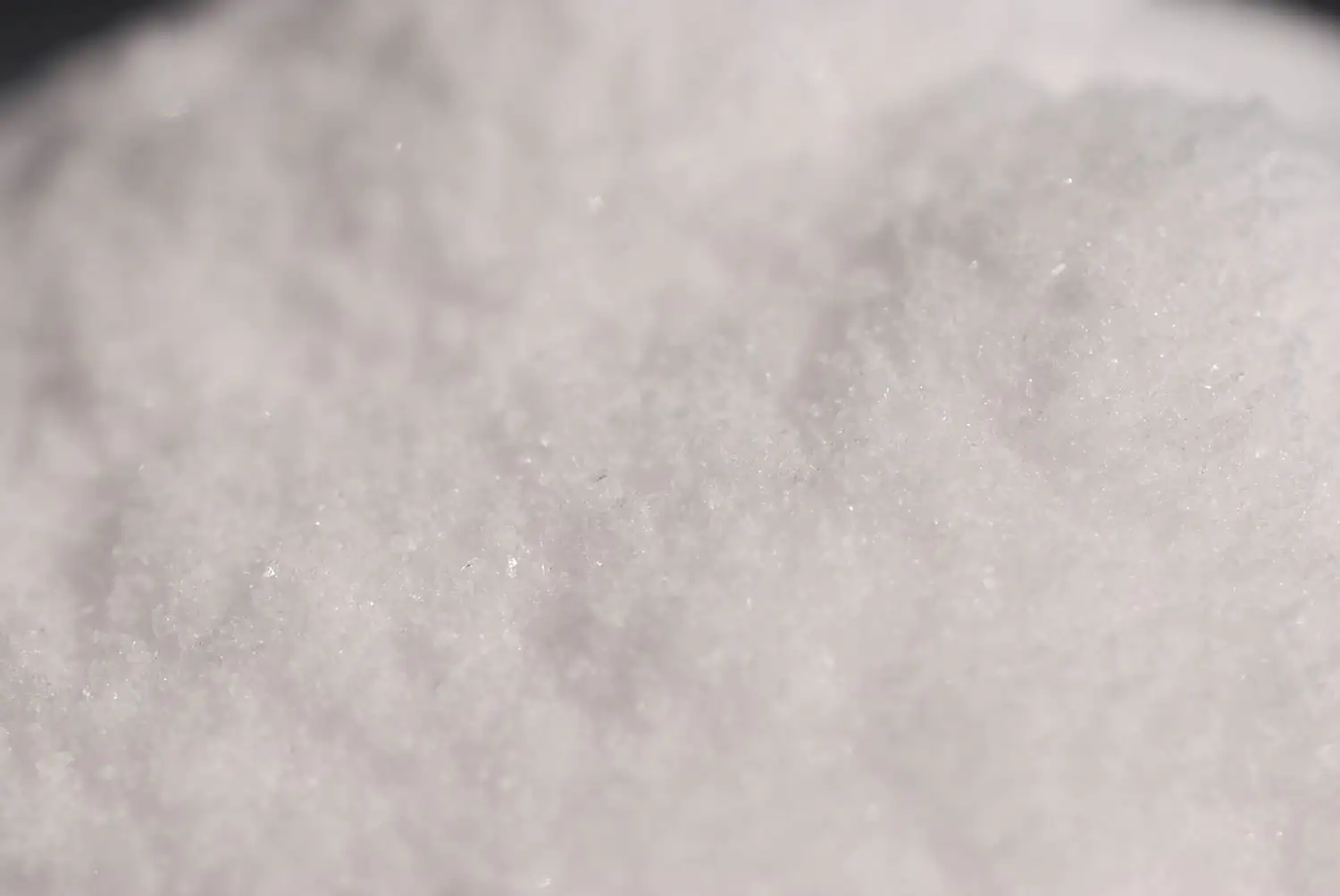 Weißes, feines Kochsalz in einer Menge von 500 g, nah aufgenommen, granular und glänzend.