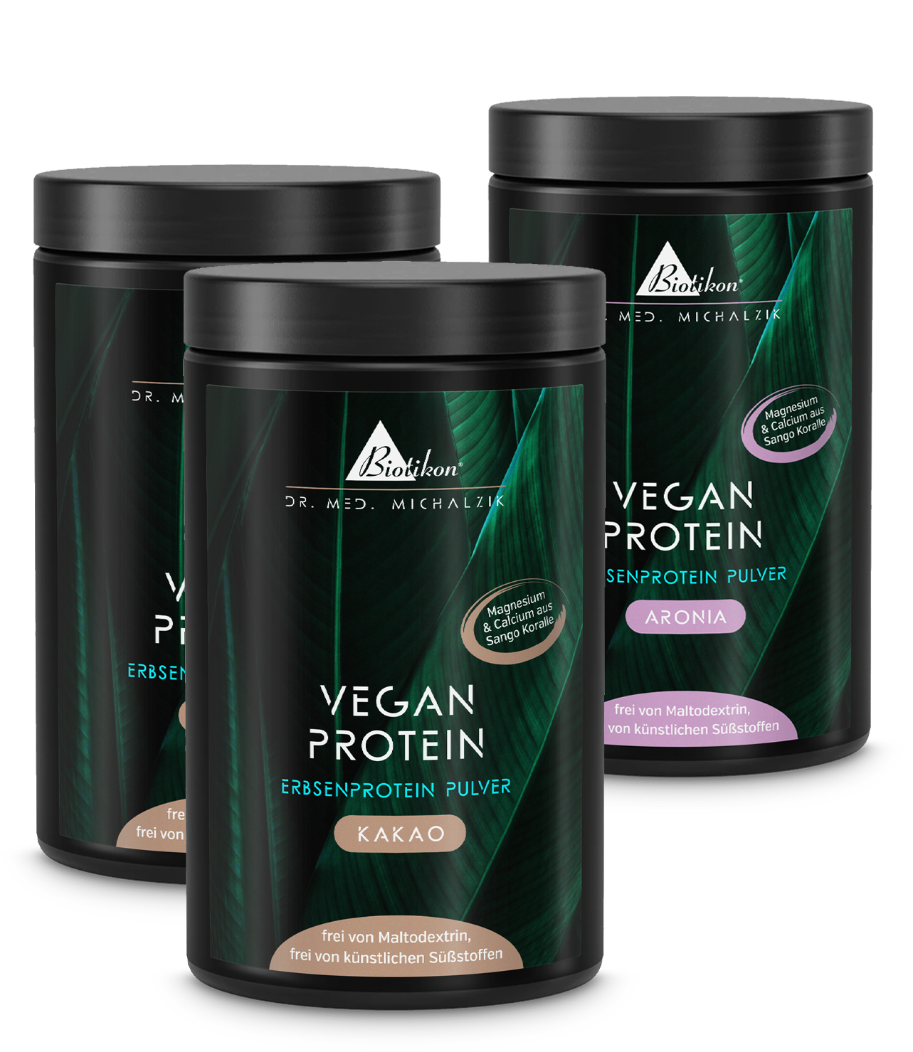 Drei Dosen Pflanzenprotein-Pulver in Kakaogeschmack und Aronia, jeweils 300 g, mit weißen Deckeln.
