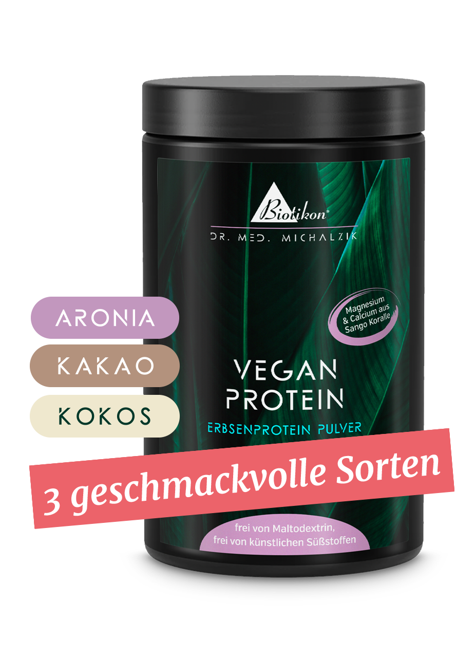 Proteine Symbolbild alle Sorten Pflanzenprotein-Pulver in einem weißen Behälter, 3 Geschmacksrichtungen: Aronia, Kakao, Kokos, lila und schwarze Etiketten.
