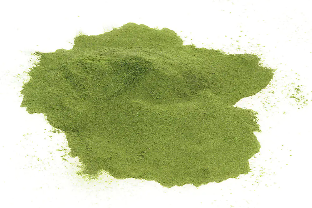 Feines grünes Pulver, lockere Konsistenz, auf weißem Hintergrund, 100 g.