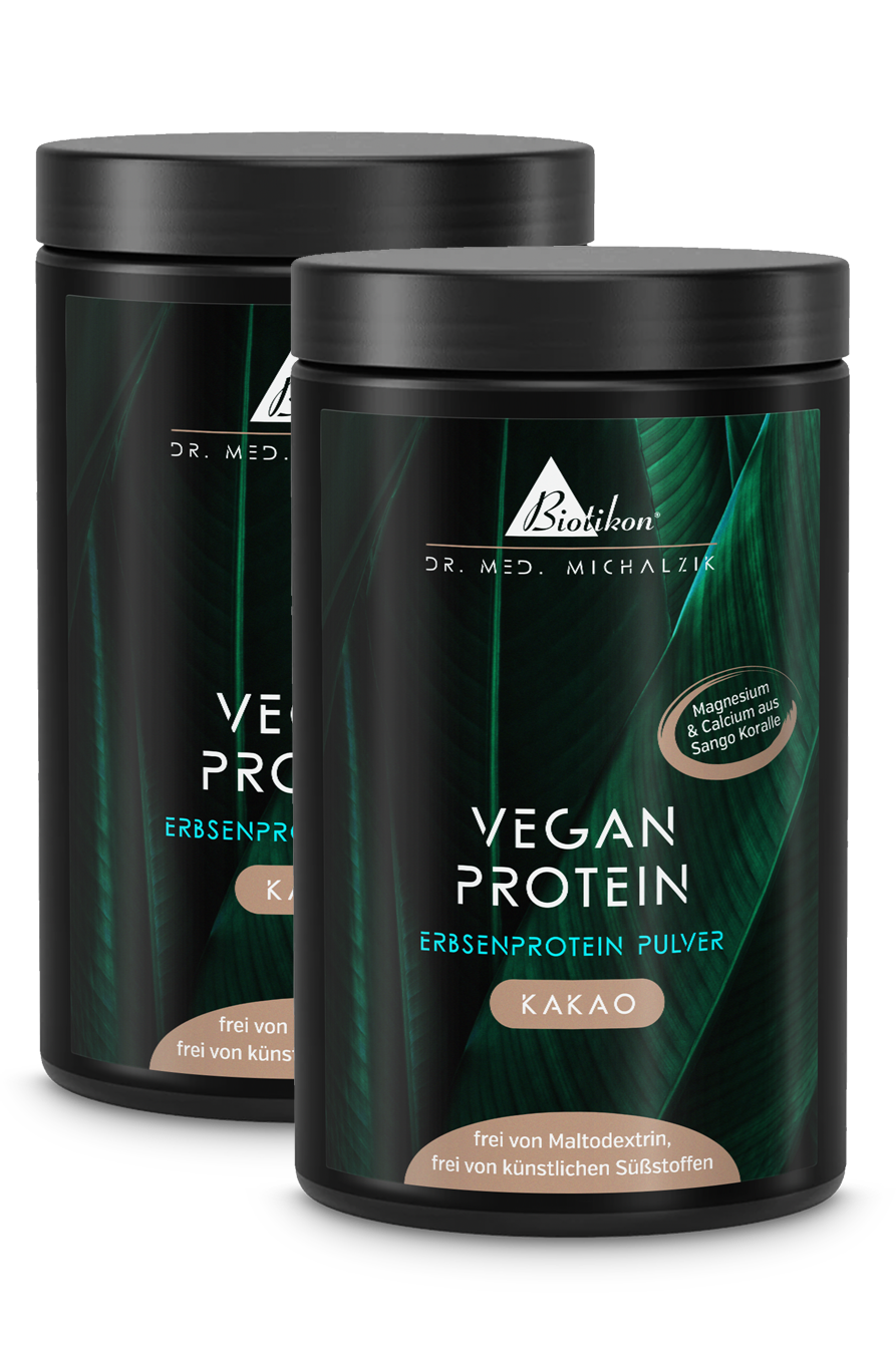 Pflanzenprotein-Pulver Kakao â 500 g Zwei weiĂe Dosen mit Pflanzenprotein-Pulver Kakao, 500 g, auf weiĂem Hintergrund.