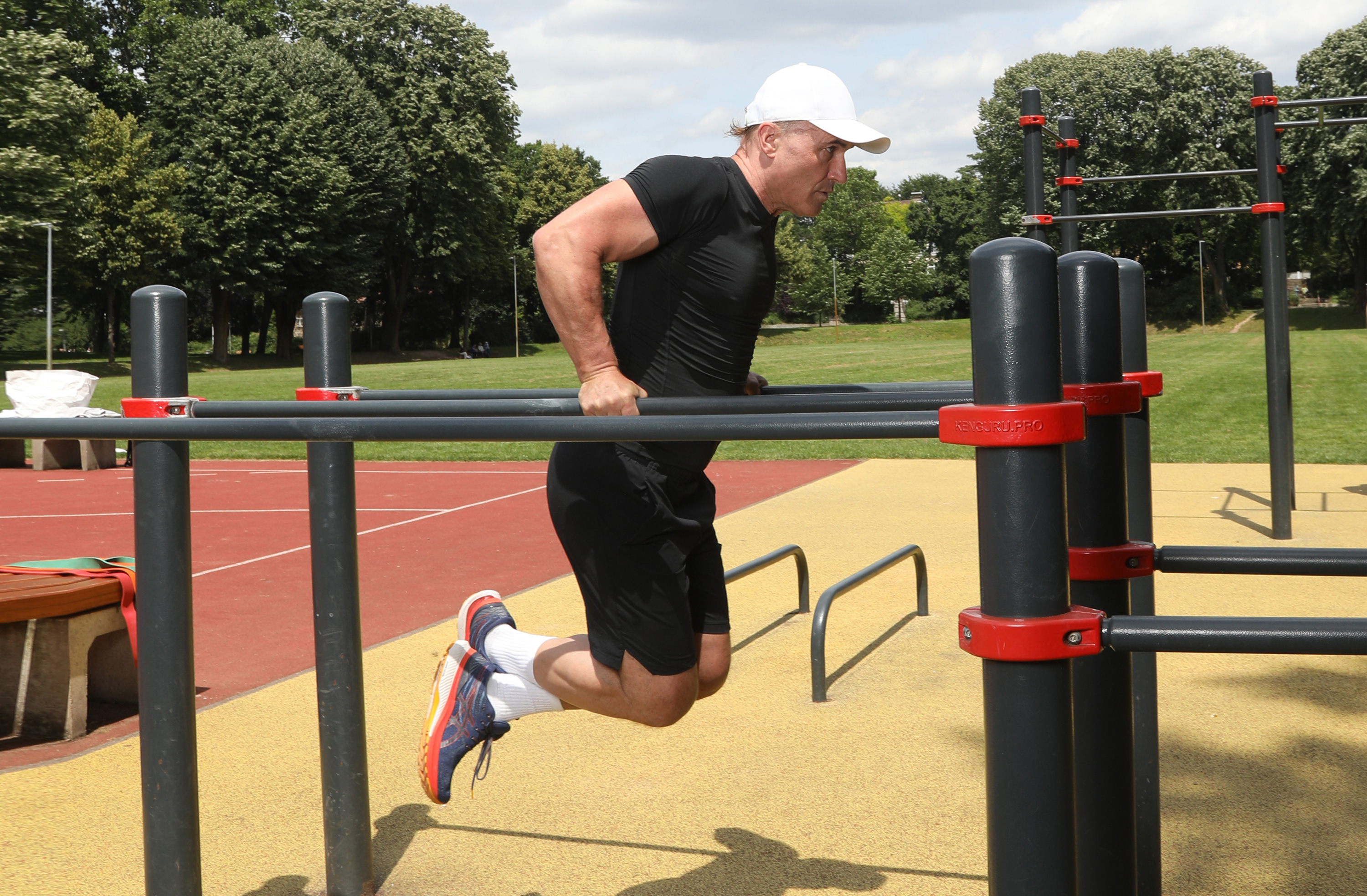 Whey Protein Pulver in 1000 g Verpackung, weiße Dose, sichtbare Marken-/Produktdetails.